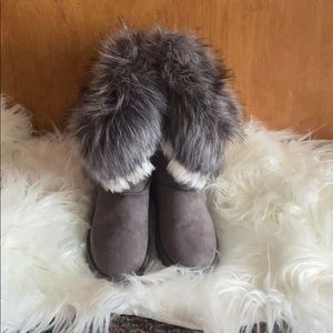 These are the grey bear paw boots size 6 in female
